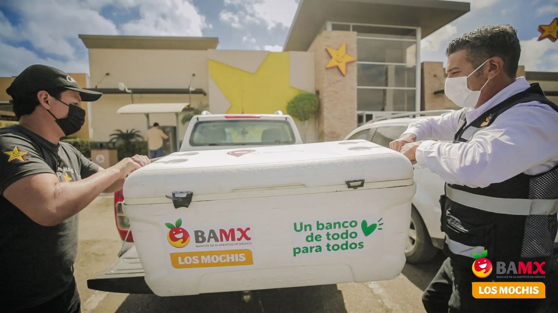 Equipo de BAMX Los Mochis y carl´s Jr cargando una hielera con alimento dañado por el grupo AFAL y Carl´s Jr. Un Banco de Todo para Todos