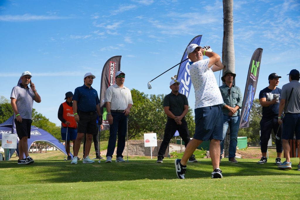 golfistas del mejor swing contra el hambre arrancando el torneo en pro de las familias que necesitan alimento en todo el norte de sinaloa 