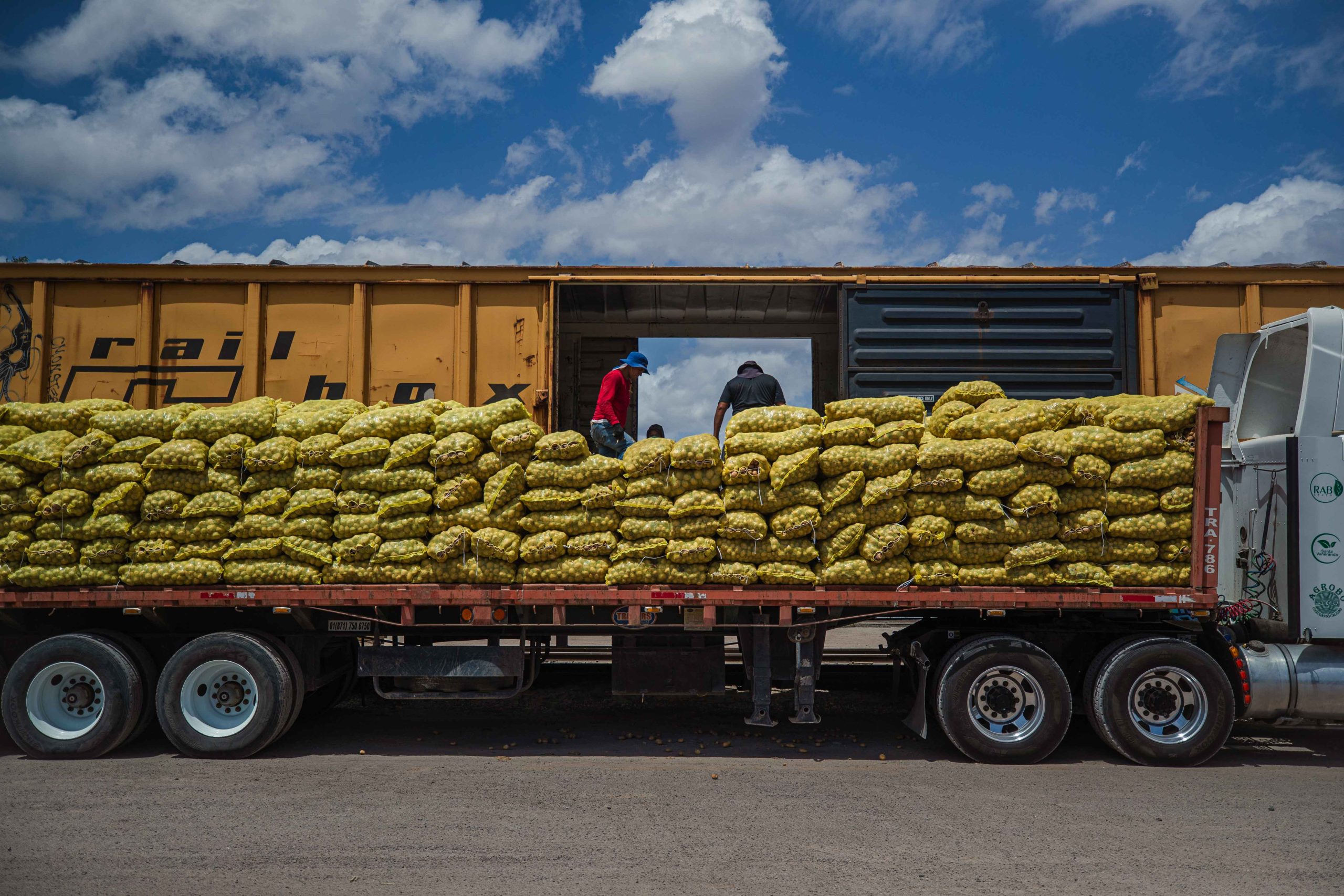 Cada embarque de alimentos que parte desde el corazón del Banco de Alimentos de Los Mochis es resultado de una cadena de colaboración entre agricultores, donadores, aliados logísticos y el compromiso inquebrantable del equipo operativo. Pero también es una declaración clara: la innovación no siempre necesita tecnología de punta; a veces, solo requiere mirar con nuevos ojos los recursos que ya existen.