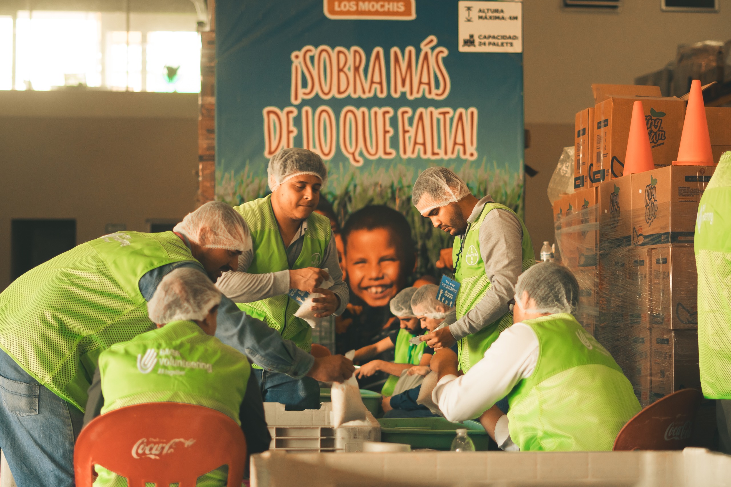 Gracias a este esfuerzo, el Banco de Alimentos de Los Mochis benefició de manera directa a 19,528 personas, de las cuales el 21% fueron niñas y niños, impactando positivamente en su nutrición y bienestar. Asimismo, se entregaron 103,486 paquetes alimentarios en +137 comunidades urbanas y rurales en los 6 municipios del norte de Sinaloa (cifras a noviembre de 2025).