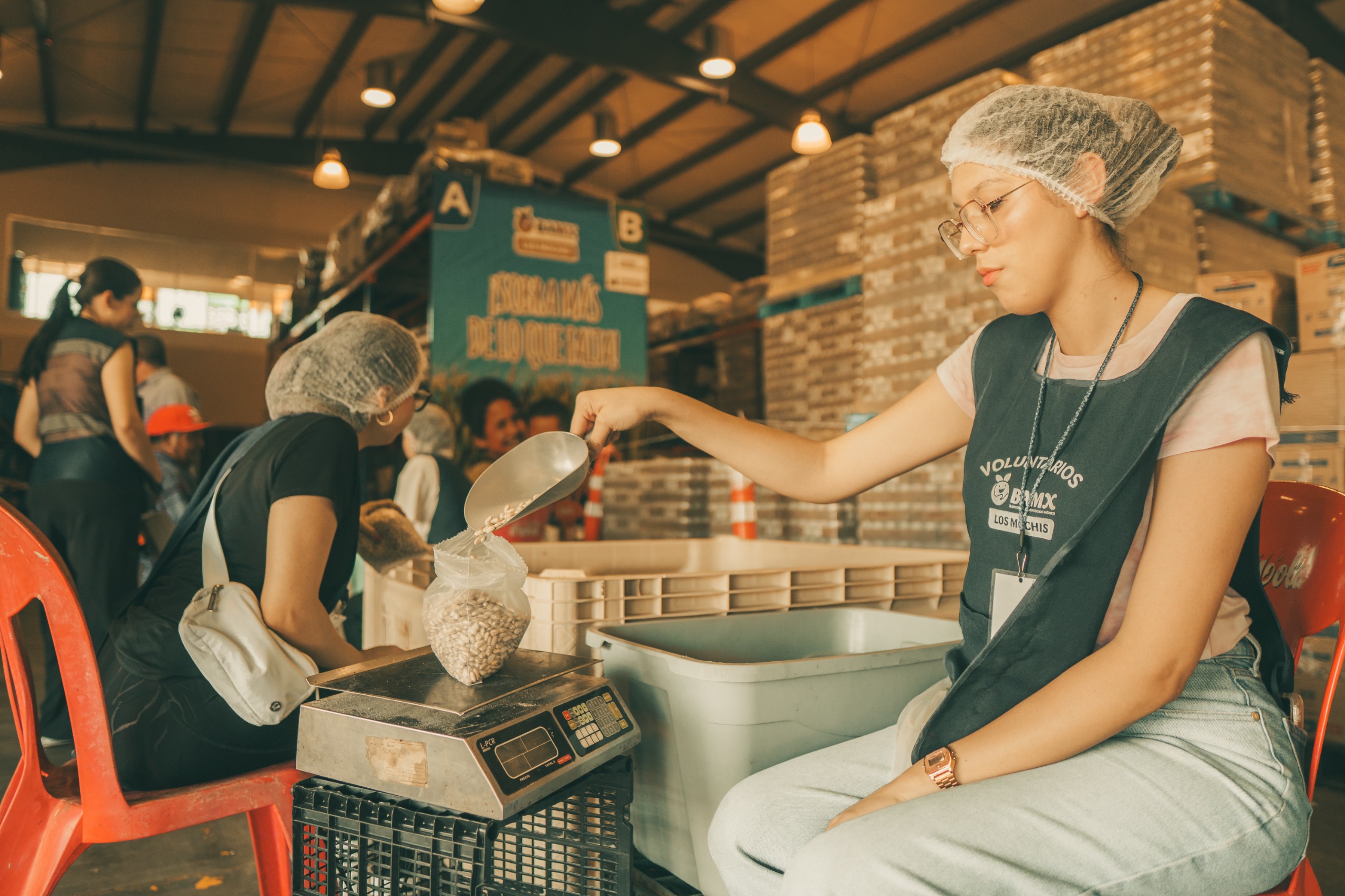 Gracias a este esfuerzo, el Banco de Alimentos de Los Mochis benefició de manera directa a 19,528 personas, de las cuales el 21% fueron niñas y niños, impactando positivamente en su nutrición y bienestar. Asimismo, se entregaron 103,486 paquetes alimentarios en +137 comunidades urbanas y rurales en los 6 municipios del norte de Sinaloa (cifras a noviembre de 2025).