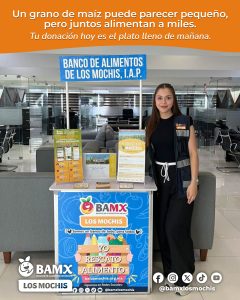 Colecta de maíz, colaboradora en stand informativo