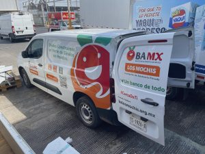 Vehículo del banco de alimentos rescatando alimento de supermercados